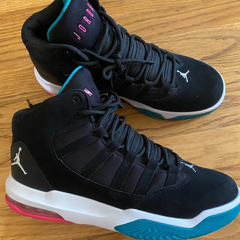 Nike Air Jordan max aura